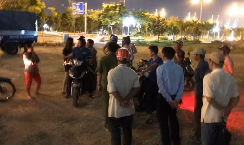 TP.HCM: Danh vo cu da man giua dai lo dong nguoi-Hinh-2