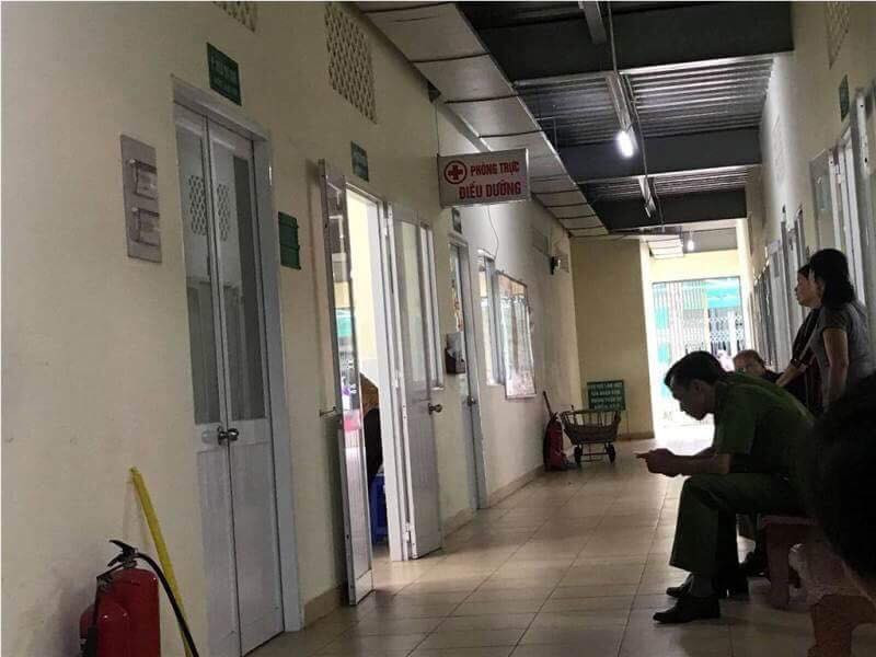 Cán bộ công an túc trực bên ngoài phòng cấp cứu nghi phạm.