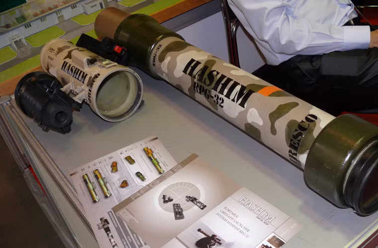 RPG-32 được thiết kế dưới dạng khối có thể tháo ráp nhanh với bộ phận phóng, bộ phận nhắm và ống chứa tên lửa. Bộ phận nhắm khi không sử dụng sẽ được nhét lồng vào bộ phận phóng và ống chứa tên lửa Sẽ được gắn phía sau nó để súng giống như một cái ống giúp tiết kiệm không gian khi di chuyển.