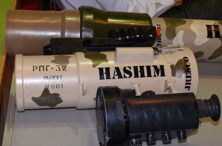 Khi sử dụng ống chứa tên lửa sẽ được tháo ra bộ phận nhắm sẽ được lấy ra gắn vào vị trí sau đó gắn ống chứa tên lửa trở lại và sẵn sàng khai hỏa. Tên lửa được đặc sẵn trong ống chứa từ khi được chế tạo, sau khi bắn xong ống chứa rỗng sẽ được tháo ra và mang đi tái chế, xạ thủ có thể gắn ống chứa khác vào bộ phận phóng đế bắn tiếp nếu cần. Tên lửa sử dụng nhiên liệu rắn cháy rất nhanh và hầu như đã tiêu thụ hết ngay khi vừa ra khỏi nòng súng, các duôi phía sau tên lửa sẽ bật ra để tên lửa giữ được độ ổn định.