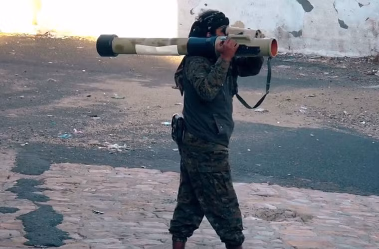 Mặc dù, súng chống tăng RPG-32 chủ yếu được Jordan và UAE sử dụng rộng rãi, thế nhưng trong cuộc xung đột ở Yemen, Jordan có lẽ đã để mất không ít RPG-32 vào tay các lực lượng phiến quân tham gia nội chiến. Tháng 3/2016, đã có hình ảnh clip cho thấy chiến binh nhóm vũ trang Ansar al-Sharia sử dụng RPG-32 để chống lại phiến quân Houthi.