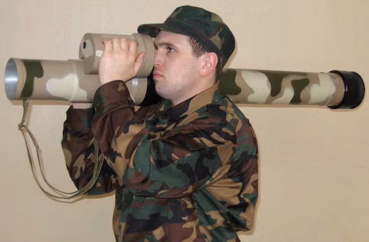 RPG-32 là loại súng chống tăng vác vai do Cục thiết kế Bazalt (Nga) phát triển theo yêu cầu từ Jordan. Đây được xem là một trong những loại súng chống tăng mạnh nhất thế giới hiện nay, có khả năng xuyên phá hầu hết các loại tăng hiện đại. Cho nên, việc anh lính ở Yemen còn sống sót là quá may mắn.