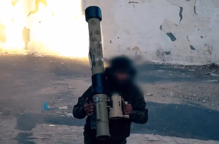 Việc chiến binh Ansar al-Sharia bị trúng đạn RPG-32 có lẽ là bắt nguồn từ vụ việc “nghịch ngợm, sơ ý” của đồng đội. Thực tế, trong các cuộc xung đột ở Trung Đông đã ghi nhận có trường hợp “quân ta đánh quân mình” ở cự ly gần bằng súng chống tăng RPG.