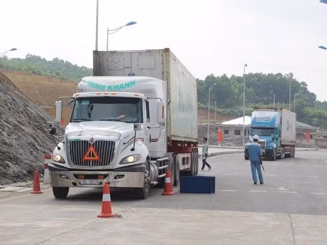 Hang tram xe qua tai bi cao toc Noi Bai–Lao Cai tu choi phuc vu