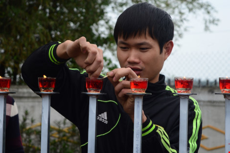 64 ngọn nến tượng trưng cho 64 liệt sĩ đã hy sinh trong trận hải chiến Gạc Ma. Ảnh: LÊ VĂN