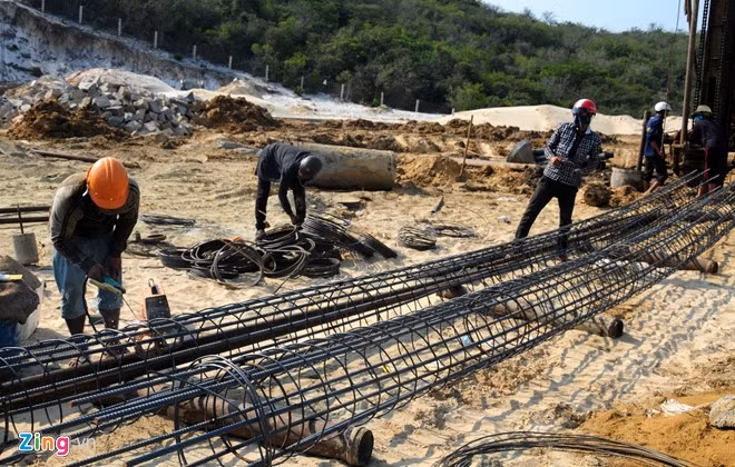 Công nhân tập trung thi công xử lý nền móng - khu vực bệ tượng đài.