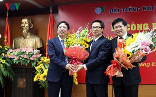 Phó Thủ tướng Vũ Đức Đam tặng hoa nguyên Tổng Giám đốc VOV và tân Tổng Giám đốc Nguyễn Thế Kỷ