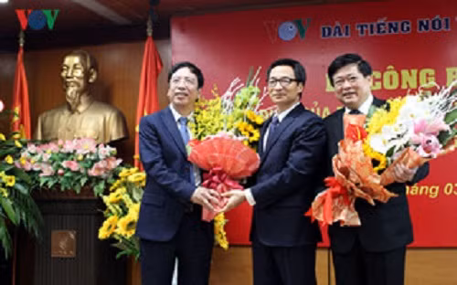 Phó Thủ tướng Vũ Đức Đam tặng hoa nguyên Tổng Giám đốc VOV và tân Tổng Giám đốc Nguyễn Thế Kỷ