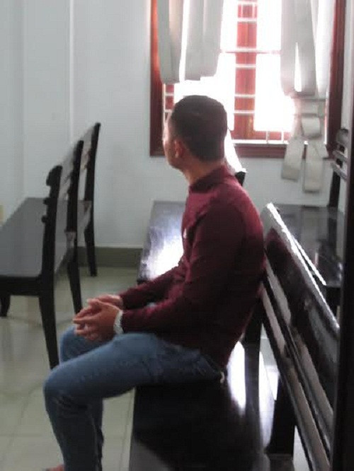 Ru chi ho lam chuyen “vo chong” bi ba ngoai phat hien