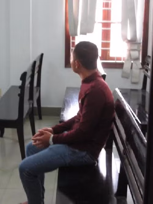 Ru chi ho lam chuyen “vo chong” bi ba ngoai phat hien