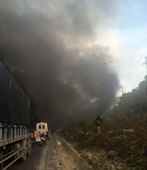 Khói đen bốc cháy ngùn ngụt sau va chạm - Ảnh: Otofun