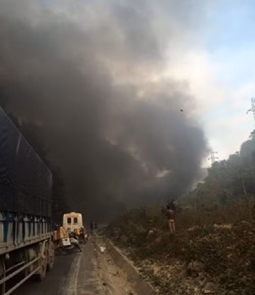 Khói đen bốc cháy ngùn ngụt sau va chạm - Ảnh: Otofun