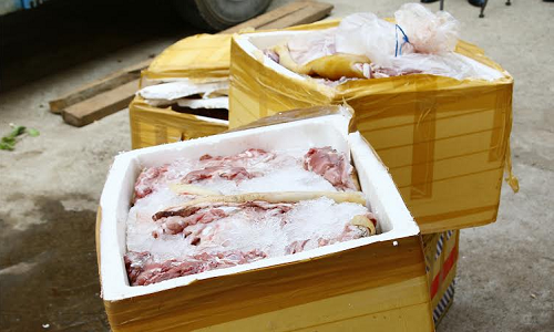 Hon 700kg thit dong vat hoi thoi suyt tuon vao thi truong-Hinh-2