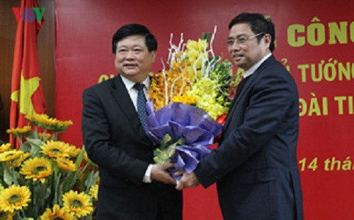 Ông Phạm Minh Chính, Ủy viên Bộ Chính trị, Bí thư Trung ương Đảng, Trưởng Ban Tổ chức Trung ương tặng hoa cho tân Tổng Giám đốc Nguyễn Thế Kỷ.