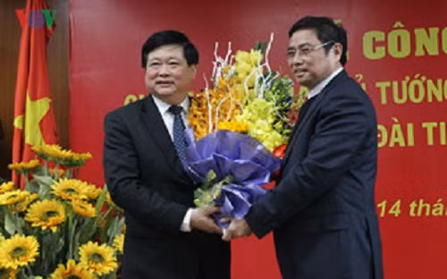 Ông Phạm Minh Chính, Ủy viên Bộ Chính trị, Bí thư Trung ương Đảng, Trưởng Ban Tổ chức Trung ương tặng hoa cho tân Tổng Giám đốc Nguyễn Thế Kỷ.