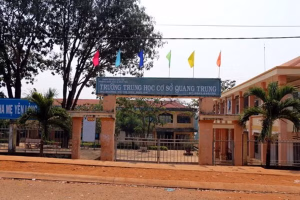 6. Thiếu tá công an vác súng vào trường hành hung học sinh Liên quan đến nghi án ông Trần Vũ Khiêm - thiếu tá công an cầm súng vào trường THCS Quang Trung (thị trấn Chư Ty, Đức Cơ, Gia Lai) hành hung học sinh và bảo vệ trường, ngày 10/3, Đại tá Vũ Văn Lâu - Giám đốc Công an tỉnh Gia Lai cho rằng: "Việc thiếu tá Trần Vũ Khiêm chúng tôi đang xác minh sự việc gây thương tích cho anh bảo vệ, chưa đến mức vi phạm pháp luật nghiêm trọng, nên không phải điều tra và cũng không lỗi đến mức tạm đình công tác." Đại tá Lâu thông tin thêm, cơ quan công an tỉnh Gia Lai đã giao vụ việc cho công an huyện Đức Cơ xác minh làm rõ.