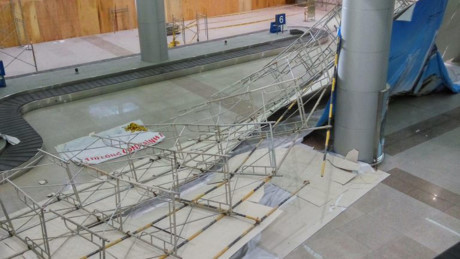 9. Sập giàn giáo ở sân bay Tân Sơn Nhất Sáng 11/3, tại khu vực giữa băng chuyền số 5 và số 6 (bên dưới khu vực Công an cửa khẩu làm thủ tục xuất nhập cảnh) ga đến nhà ga quốc tế Tân Sơn Nhất, bất ngờ xảy ra vụ sập giàn giáo khiến nhiều người hoảng loạn.Theo đại diện sân bay Tân Sơn Nhất, thời điểm xảy ra sự cố vào buổi sáng, chỉ có vài nhân viên đang làm việc, không có hành khách qua lại nên may mắn không gây thiệt hại về người.