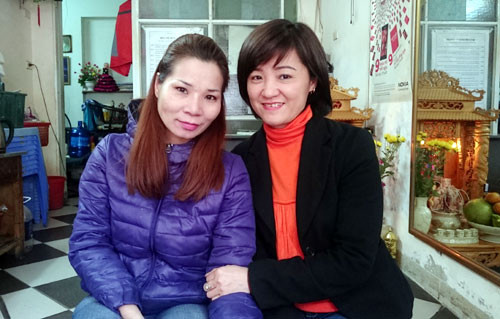 8. Chuyện như phim giữa Hà Nội: Gia đình hơn 40 năm nuôi nhầm con Mấy ngày qua, cộng đồng mạng sôi động với thông tin chị Tạ Thu Trang (SN 1974 ở 75 Quán Thánh, Ba Đình, Hà Nội) bỗng nhiên phát hiện mình chính là con nuôi của gia đình sau sự cố trao nhầm con 42 năm trước ở nhà hộ sinh. Khi biết câu chuyện này, rất nhiều cơ quan báo chí vào cuộc đồng hành cùng chị Trang trong hành trình tìm lại gia đình thật. Ngày 11/3, chị Trang cùng gia đình đã chủ động liên hệ với chúng tôi với mong muốn qua kênh thông tin của một tờ báo có uy tín sẽ rút ngắn hành trình tìm về cội nguồn của mình.