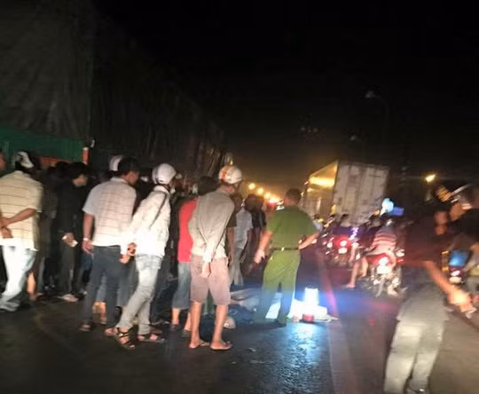 5. Húc vào đuôi xe container dừng đèn đỏ, nam thanh niên tử vong Khoảng 23h đêm 6/3 xe container BKS 64C-026.01 do tài xế Nguyễn Văn Nguyên (ngụ Tiền Giang) điều khiển kéo rơmoóc 64R-00016, lưu thông trên QL1 từ hướng Tiền Giang về TP HCM. Khi đến ngã tư Bình Nhựt (xã Nhựt Chánh, huyện Bến Lức), xe container dừng đèn đỏ, bất ngờ từ phía sau mô tô BKS 62H5-5601 do Phạm Trung Tín (SN 1976, ngụ thị trấn Bến Lức) điều khiển, chạy cùng chiều đâm vào đuôi rơ moóc. Cú tông mạnh làm nạn nhân lọt vào gầm xe container gãy chân, vỡ đầu, tử vong tại chỗ.