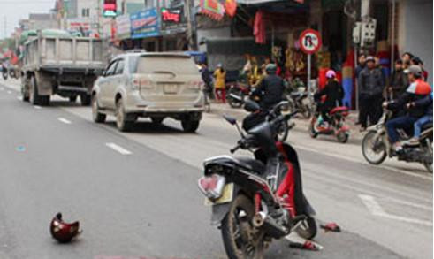 14. Xe tải đâm khiến hai bà cháu thương vong Khoảng 7h30 sáng 11/3, bà Nguyễn Thị Loan (60 tuổi, trú tại khối 5, thị trấn Cầu Giát, huyện Quỳnh Lưu, Nghệ An) điều khiển xe máy BKS 37L1 – 101.69 trên đường chở cháu nhỏ đến trường mẫu giáo đi học. Khi đang lưu thông trên quốc lộ 1A đoạn qua thị trấn Cầu Giát, bà Loan rẽ sang đường thì bất ngờ bị xe tải BKS 73C – 074.75 tông phải. Hậu quả vụ tai nạn, cháu bé tử vong, bà loạn trong tình trạng nguy kịch.