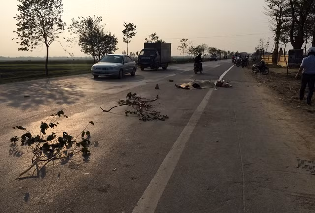 10. Xe tải lấn làn đâm xe máy, chồng chết vợ bị thương Khoảng 14h ngày 8/3 tại Km 23+940 QL 46 đoạn qua xã Nam Giang, huyện Nam Đàn, tỉnh Nghệ An, 2 vợ chồng trẻ chở nhau trên chiếc xe máy Air Blade di chuyển theo hướng Hưng Nguyên – Nam Đàn thì bị ô tô tải (chưa rõ biển kiểm soát) chạy chiều ngược lại với tốc độ cao đâm trực diện. Hậu quả người chồng điều khiển xe máy tử vong tại chỗ, người vợ bị hất văng ra vệ đường bị thương được người dân đưa đi cấp cứu.