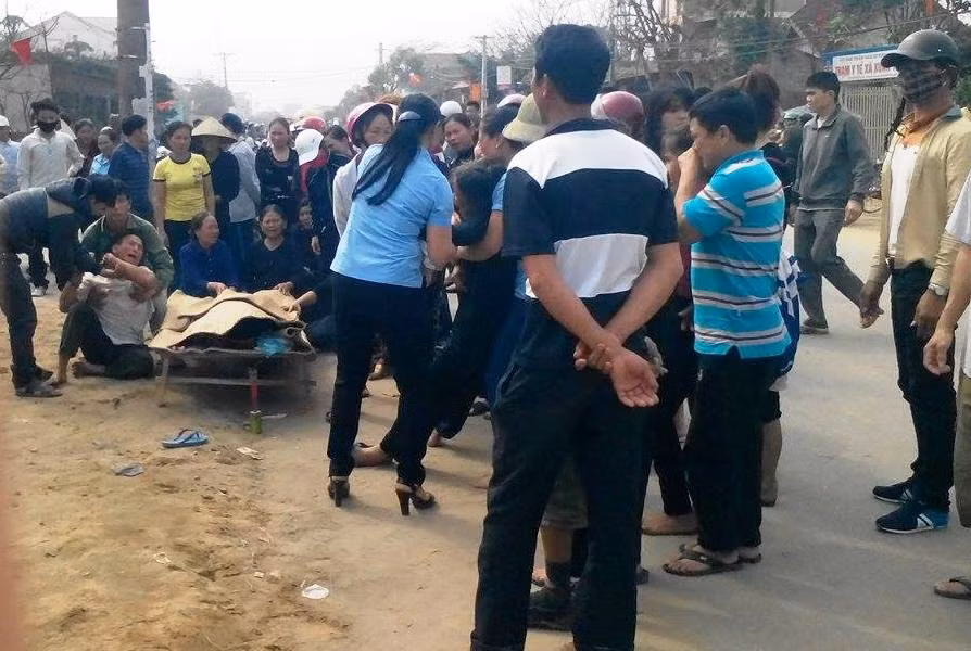 9. Cha khóc ngất bên thi thể con trai bị tai nạn tử vong Khoảng 15h30 ngày 8/3, tại xã Xuân Thành, huyện Nghi Xuân, Hà Tĩnh, anh Lê Văn Th. (SN1999, trú tại xã Xuân Thành, hiện đang học lớp 11 của một trường THPT trên huyện Nghi Xuân) điều khiển xe máy mang BKS 37X5 – 91.24 lưu thông tại con đường trong xã. Khi đến xóm Thành Vân, chiếc xe bất ngờ mất lái, đâm thẳng vào biển quảng cáo trên vỉa hè. Hậu quả, nam học sinh tử vong tại chỗ.