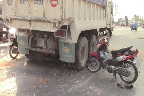 15. Xe ben va chạm xe máy, nạn nhân tử vong vì bị cuốn vào gầm xe ben Sáng 11/3, xe ben BKS 61P - 2561 lưu thông theo hướng từ Đồng Nai về TP.Thủ Dầu Một (Bình Dương). Khi đến cao tốc Mỹ Phước - Tân Vạn (H.Thuận An, Bình Dương) thì bất ngờ va chạm với xe máy BKS 60F1 - 442.25. Người phụ nữ điều khiển xe máy bị cuốn vào gầm và bị bánh xe cán qua người. Hậu quả, nạn nhân đã tử vong trên đường đi cấp cứu.