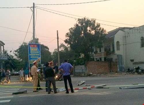 8. Người phụ nữ bị xe khách đâm tử vong Khoảng gần 4h sáng 8/3, trên tuyến quốc lộ 1A qua đoạn ngã ba Kỳ Lý (thuộc thôn Đàn Hạ, xã Tam Đàn, huyện Phú Ninh, tỉnh Quảng Nam), à Nguyễn Thị N (55 tuổi, ngụ xã Tam Đàn, huyện Phú Ninh) từ bên kia đường đi bộ qua ngã tư đường về tiệm bánh mì của mình ở trong chợ Kỳ Lý để thì bất ngờ bị một xe khách chạy theo hướng Nam-Bắc đâm tử vong ngay tại chỗ.