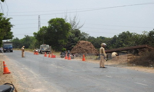 13. Tai nạn nghiêm trọng làm 2 người tử vong tại Tây Ninh Sáng 10/3, trên tuyến đường từ ngã 3 Đất Sét đi xã Bến Củi, thuộc ấp Thuận Phước, xã Lộc Ninh, huyện Dương Minh Châu, tỉnh Tây Ninh, xe ben chở đất BKS 70C-06322 kéo theo rơ-moóc do Trần Thanh Liêm (36 tuổi ngụ xã Truông Mít, huyện Dương Minh Châu) điều khiển bất ngờ xe bị trượt, va chạm với 2 mô tô BKS 70F5-2193 và 70R1-7721 do chị Đồng Thị Hòa và Đinh Thị Hồng Thy (cùng ngụ tại xã Truông Mít) điều khiển theo chiều ngược lại. Va chạm khiến chị Hòa và chị Thy tử vong tại chỗ.