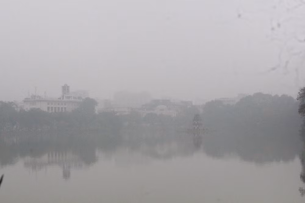 Tháp Rùa giữa hồ Hoàn Kiếm mờ ảo…..