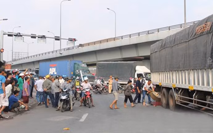 7. Nữ sinh bị xe tải cán tử vong ở Đồng Nai Khoảng 7h30 ngày 16/3 tại ngã ba Vũng Tàu (TP. Biên Hòa, Đồng Nai), một nữ sinh khoảng 20 tuổi điều khiển xe máy BKS 93T9-1052 di chuyển về ngã ba Vũng Tàu. Đến ngã ba, xe máy của nữ sinh này va chạm với xe tải BKS 47C-112.44 do Đinh Sĩ Nguyên (SN 1989, Đắk Lắk) điều khiển chạy cùng chiều. Hậu quả, nữ sinh này ngã xuống đường và bị xe tải cán tử vong tại chỗ.