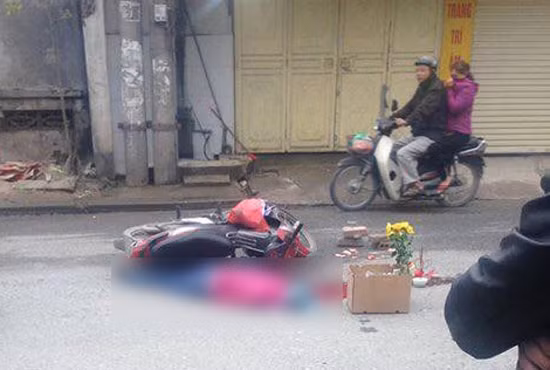 2. Cô gái đi xe máy tông phải máy xúc tử vong tại chỗ Khoảng 6h30 sáng 14/3 trên đường Tân Xuân (Hà Nội), đoạn qua số nhà 42 cách ngã tư Tân Xuân - Phạm Văn Đồng 200m, một cô gái điều khiển xe máy xe gắn máy mang BKS 29Z1 - 9242 đang lưu thông trên đường Tân Xuân – BV Nam Thăng Long thì bị lạc tay lái lao sang làn đường bên phải rồi đâm thẳng vào máy xúc đang đỗ trước ngôi nhà này. Cú đâm cực mạnh khiến người và xe văng ra xa, nạn nhân bị thương nặng, tử vong tại chỗ.