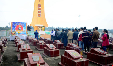 Các anh lặng lẽ cúi mình tưởng niệm đồng đội. Ảnh: LÊ VĂN