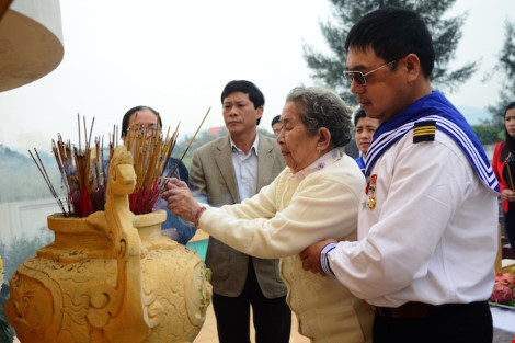Mẹ của liệt sĩ Trần Văn Phương bên các đồng đội của con trai mình thắp hương tưởng nhớ đến anh. Ảnh: LÊ VĂN