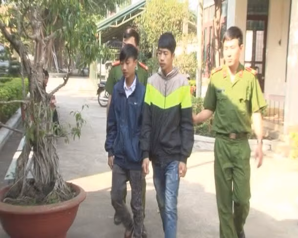 Khoi to 2 hoc sinh danh vo xuong so ban hoc