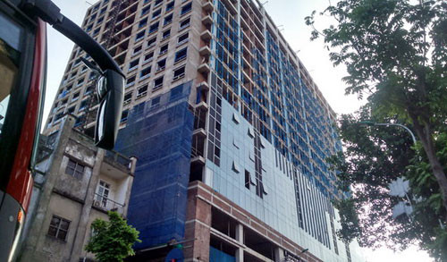 4. Buộc thôi việc, giáng chức hàng loạt cán bộ vụ 8B Lê Trực Sở Xây dựng Hà Nội đã có báo cáo UBND TP Hà Nội việc thực hiện kỷ luật các cán bộ liên quan đến các sai phạm ở công trình 8B Lê Trực. Theo đó, ông Hoàng Ngọc Vinh, Phó Chánh thanh tra Sở Xây dựng Hà Nội bị kỷ luật ở hình thức khiển trách. Ông Nguyễn Cương Quyết, Đội trưởng đội Thanh tra xây dựng quận Ba Đình bị kỷ luật giáng chức, điều chuyển công tác. Ông Phạm Hùng Phương, Phó đội trưởng đội Thanh tra xây dựng quận Ba Đình, bị kỷ luật giáng chức, chuyển công tác khác và không giao nhiệm vụ quản lý trật tự xây dựng. Ngoài ra, với các cán bộ thuộc Sở Xây dựng Hà Nội, sở này cũng có các hình thức kỷ luật