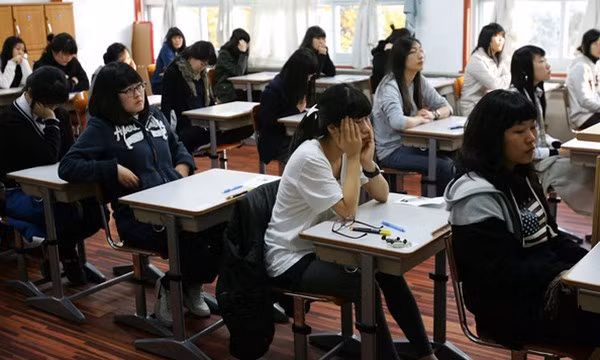 Bat ngo cach nguoi Han day hoc sinh ve Chien tranh Viet Nam