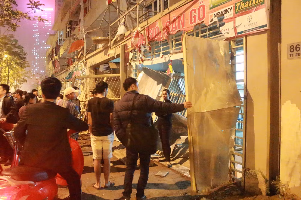 Các hộ dân thu dọn đống đổ nát sau vụ nổ.