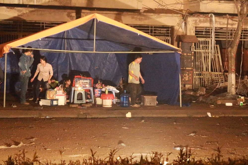 Dựng bạt thắp hương cho các nạn nhân xấu số.