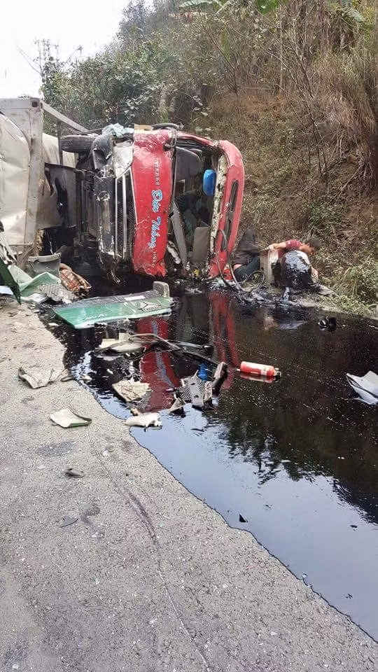 2. Vụ xe bồn tông xe khách bốc cháy: 3 người chết, 26 người bị thương. Khoảng 16h30 ngày 14/3, tại Km 217, trên quốc lộ 6, thuộc địa bàn đèo Thung Khe (huyện Mai Châu - Hòa Bình), xe đầu kéo BKS 15C - 146.26 kéo theo rơ moóc BKS 15R - 073.65 chở nhựa đường theo hướng Hòa Bình - Sơn La đã đâm trực diện với xe khách của nhà xe Đức Thắng BKS 001.04, chạy hướng Sơn La - Hòa Bình. Vụ tai nạn giao thông nghiêm trọng làm 3 người tử vong tại chỗ và 26 người bị thương.