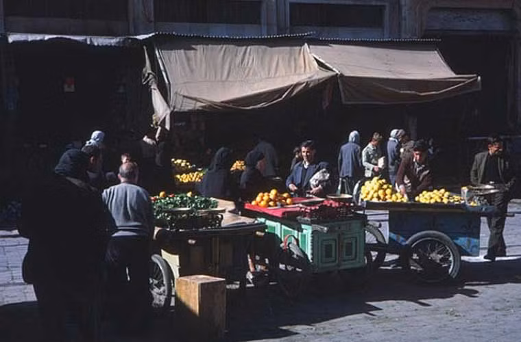 Những gian hàng bán hoa quả bên đường. Ảnh OLA