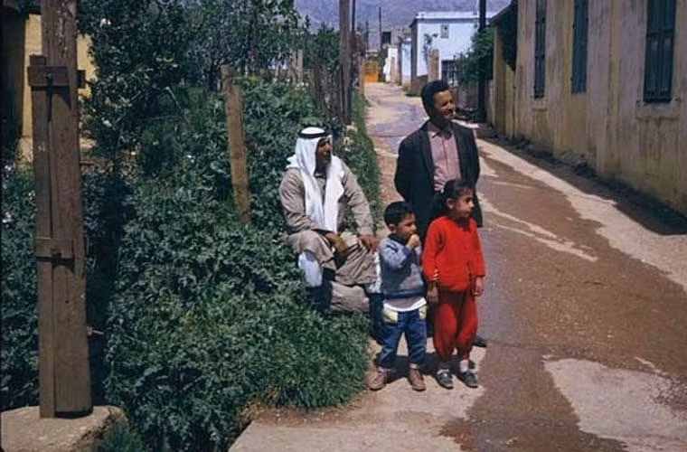 Nhóm du lịch đứng bên con đường ở thị trấn nhỏ nằm giữa Beirut và Damascus. Ảnh OLA