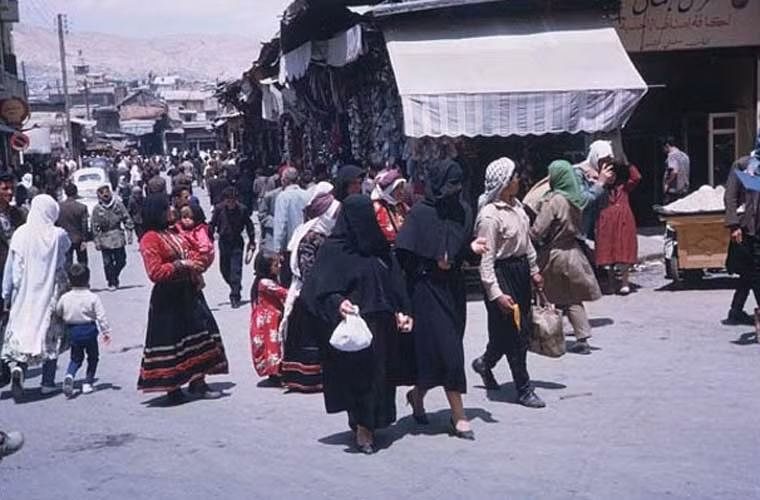 Các chị em phụ nữ Syria ra phố. Ảnh OLA