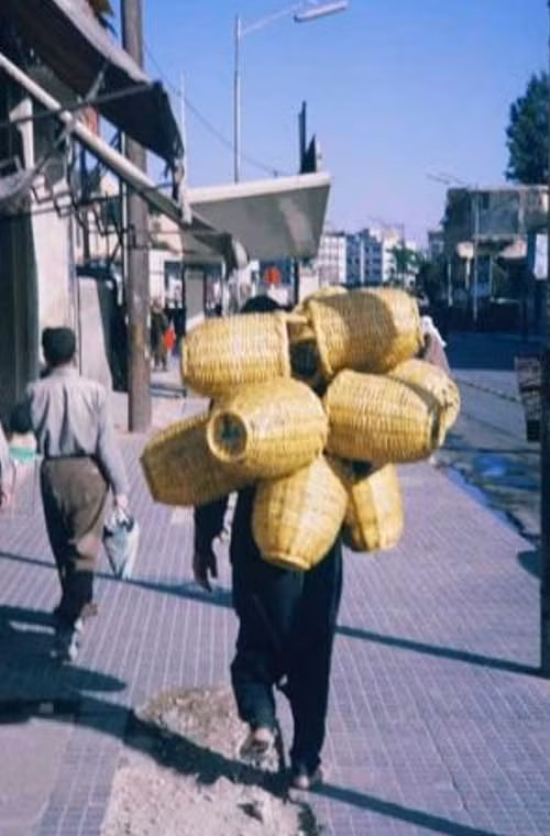 Người đàn ông đem rổ rá đan thủ công ra chợ bán. Ảnh OLA