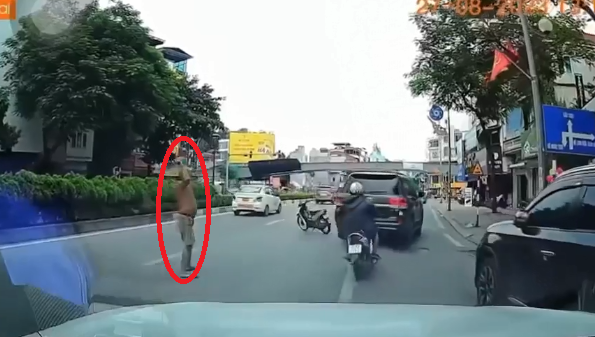 Ha Noi: Xac minh nguoi dan ong phi dao vao kinh sau xe Land Cruiser
