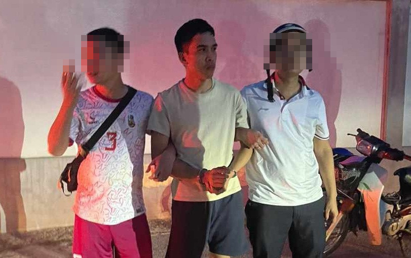  Bắt cóc bé trai 7 tuổi ở Hà Nội, tống tiền 15 tỷ đồng: Ngày 17/8, Công an TP Hà Nội đã ra quyết định khởi tố bị can, bắt tạm giam 4 tháng đối với Nguyễn Đức Trung (31 tuổi, trú H.Tam Dương, tỉnh Vĩnh Phúc) về tội bắt cóc nhằm chiếm đoạt tài sản. Trung là cán bộ Phòng CSGT Công an tỉnh Vĩnh Phúc, cấp bậc thượng úy. Ngay sau khi xác định được nhân thân của Trung, Công an TP.Hà Nội đã có văn bản gửi Công an tỉnh Vĩnh Phúc đề nghị thực hiện các thủ tục tước danh hiệu công an nhân dân theo quy định để xử lý Trung. 