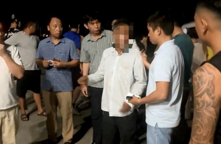 Cụ thể, cháu A. kể mình bị ông C. ép lên xe chở đi khi mẹ vào bếp nấu đồ ăn. Sau đó, ông C. chở cháu đến một hồ nước khá vắng. Tại đây, ông C. đã cởi quần áo và ép cháu A. cũng làm giống mình. Cháu A. đã chạy vòng quanh xe máy để tránh nên ông C. không làm gì được. Khi có xe khác hướng đến khu vực trên, ông C. mới đưa cháu trở lại xe và chở đi lên hướng quốc lộ 9. Sau đó, người cậu lái xe đi tìm mới phát hiện và cứu cháu A. Tuy nhiên, cơ quan công an cho rằng những thông tin này cần có thời gian để điều tra cụ thể nên hiện chưa thể khẳng định được.