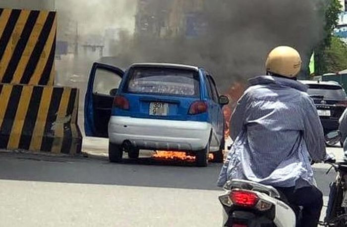 Kich dien binh ac quy, o to chay ngun ngut tren pho Ha Noi