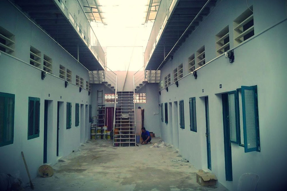 Sau khi rà soát địa bàn và các đối tượng nghi vấn, lực lượng trinh sát nhanh chóng xác định Trần Đức Minh (SN 1994, trú tại khu phố Hải Tân, thị trấn Long Hải, huyện Long Điền) là hung thủ của vụ án nên bố trí lực lượng truy tìm. Qua xác minh từ người thân, Công an biết được, Minh có bạn gái tên là Phạm Thị Sang (29 tuổi, quê Thanh Hóa, tạm trú tại thị trấn Long Hải, huyện Long Điền, là tiếp viên quán cà phê). Khi trinh sát đến nơi Sang thuê trọ, thì chỉ thu giữ được hai nhẫn màu vàng của chị Kiều, còn Minh thì đã “cao chạy xa bay”. (Ảnh minh họa, nguồn Internet) 