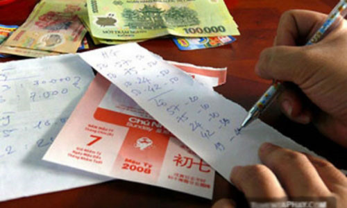 Trước khi gây án, Minh không có nghề nghiệp ổn định, ai thuê gì làm nấy, công việc nay có mai không. Đi làm về Minh rất ít đi chơi, chỉ quanh quẩn ở nhà giúp cha mẹ. Vài năm gần đây, trò lô đề rộ lên ở miền quê này, thấy một số người bạn mua vài ba số đề rồi tình cờ trúng, Minh “học” theo. Mới đầu chỉ chơi vài ngàn tiền lẻ, trúng được vài chục ngàn, Minh thích thú. (Ảnh minh họa, nguồn Internet) 